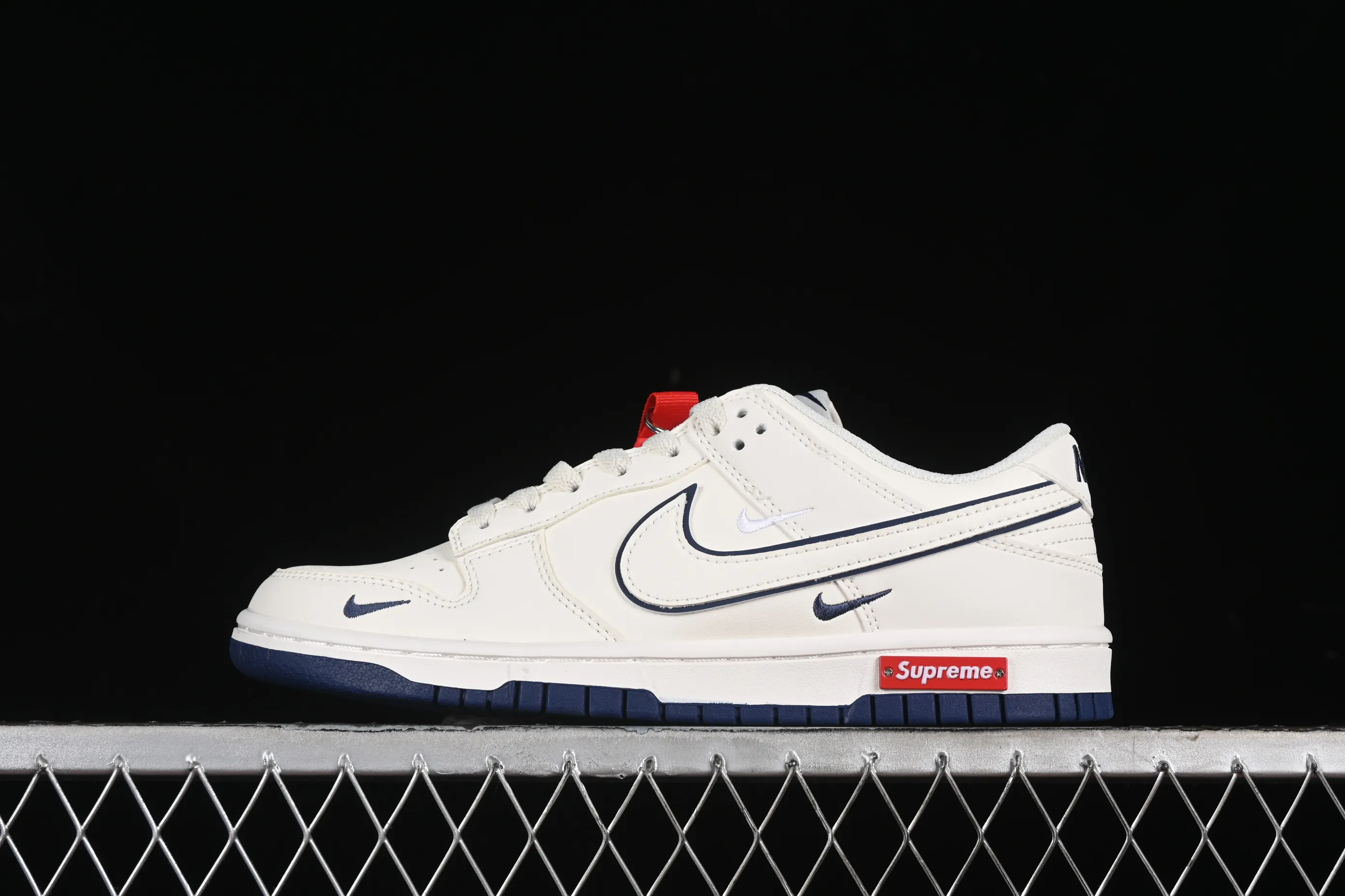 All categories Nk SB Dunk Series Nk SB Dunk Low High-end customized low-top sneakers Nk SB Dunk Low Supreme joint-off-white navy blue hook Anniversary high-end customized low-top casual sneakers DJ2024-013